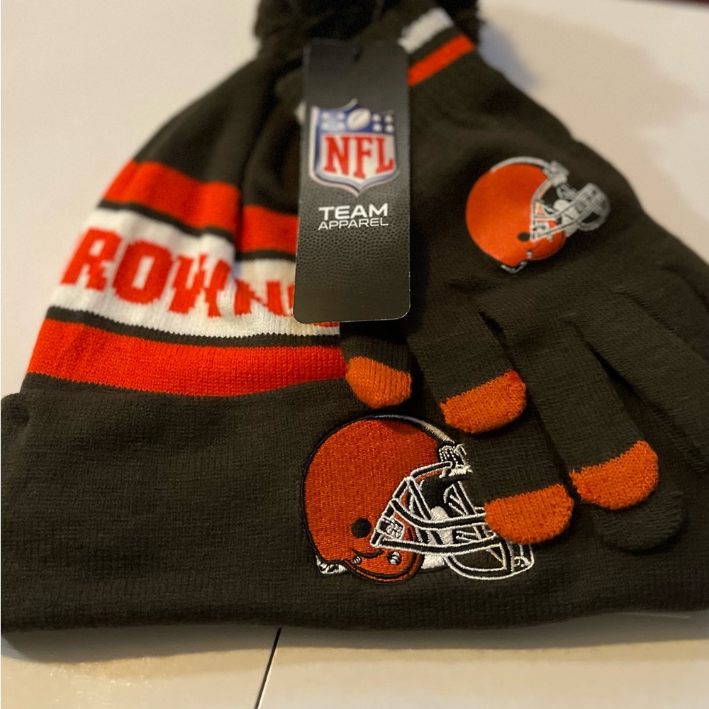NWT Cleveland Browns NFL Team Winter Cuffed Pom Knit Skull Cap Gloves Set Brown